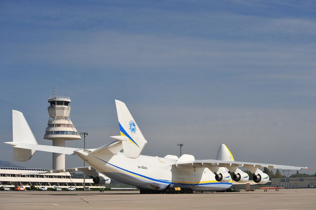 Un Antonov en la pista del aeropuerto de Vitoria 