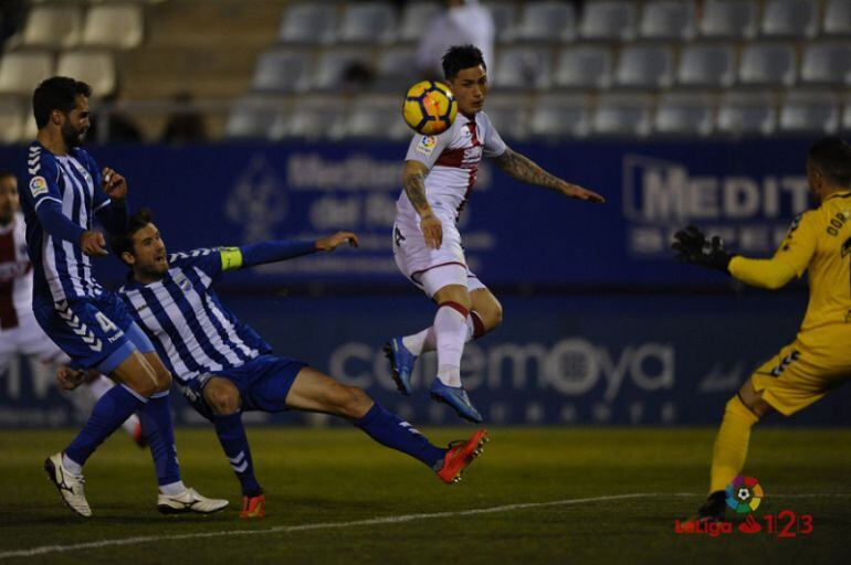 Chumi remata en la jugada que supuso el 2-2 para el Huesca.