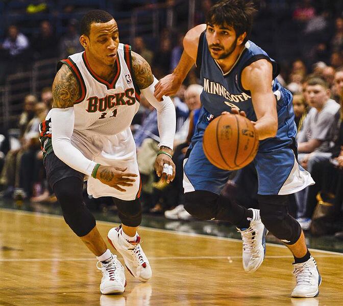 Ricky Rubio disputa la bola con Monta Ellis