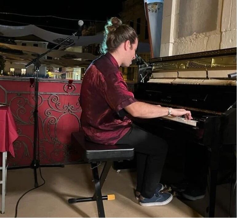 El pianista de Maó va tocar unes variacions sobre els temes més populars de les festes.