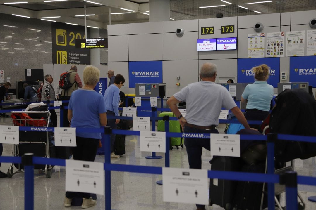 Pasajeros en uno de los mostradores del aeropuerto de Palma