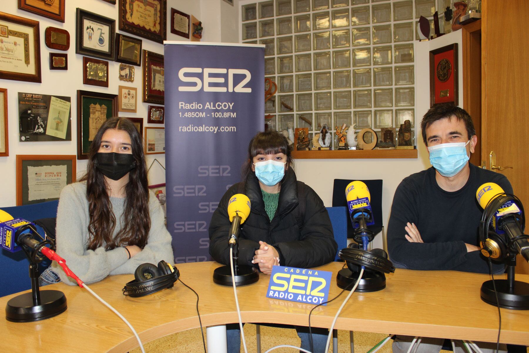 Iris Richarte, Libia Soler y Diego Fernández, en el estudio de Radio Alcoy
