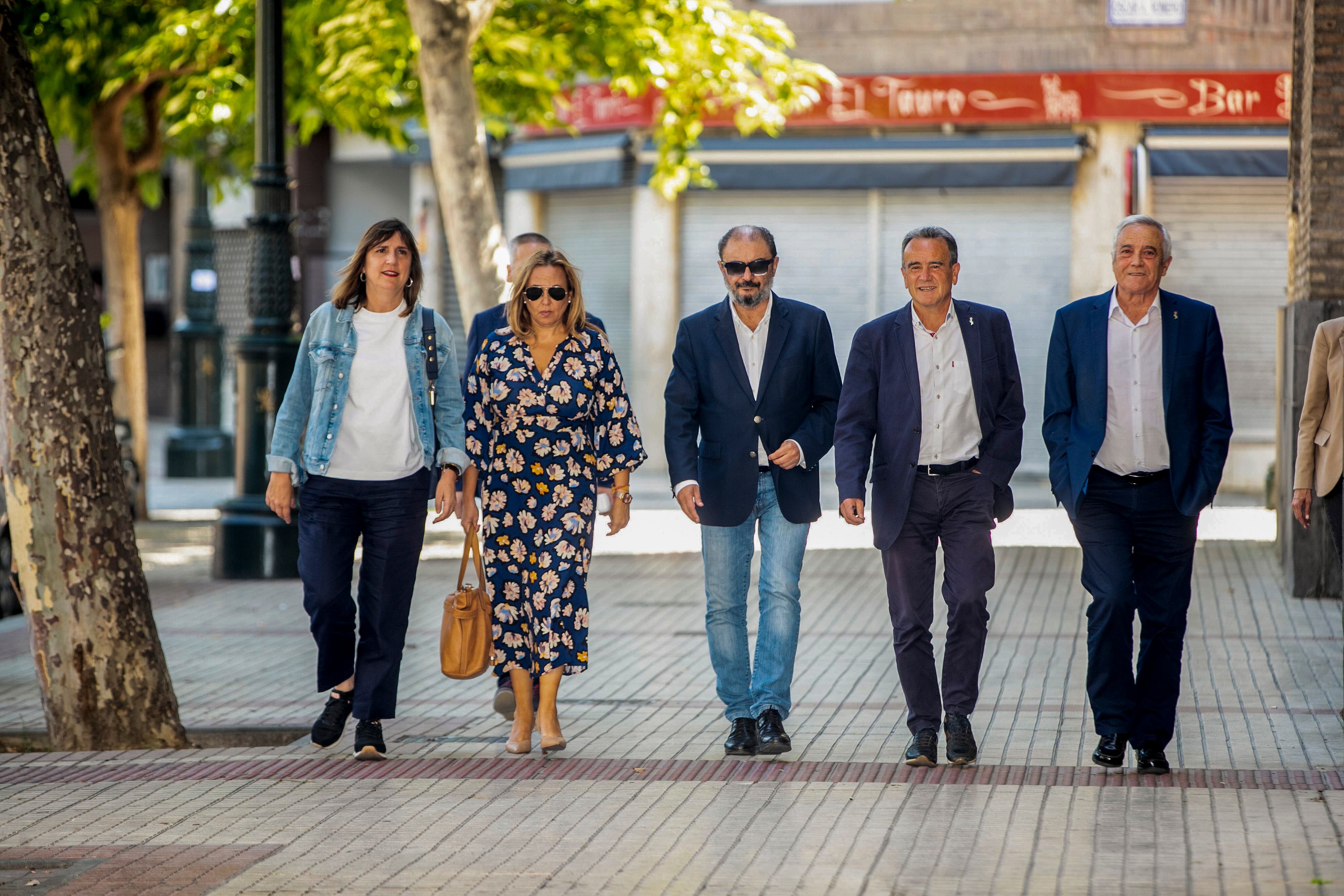 ZARAGOZA, 02/06/2023.- El secretario general del PSOE en Aragón y presidente de Aragón en funciones, Javier Lambán (c), acompañado de Lola Ranera (i), portavoz en el Ayuntamiento de Zaragoza; Mayte Pérez (2i), consejera de Presidencia; Juan Antonio Sánchez Quero (2d) y Javier Sada (d), presidente de las Cortes de Aragón, todos ellos en funciones, se dirigen a la sede del partido para participar en el Comité Regional celebrado este viernes en Zaragoza. EFE/ Javier Cebollada