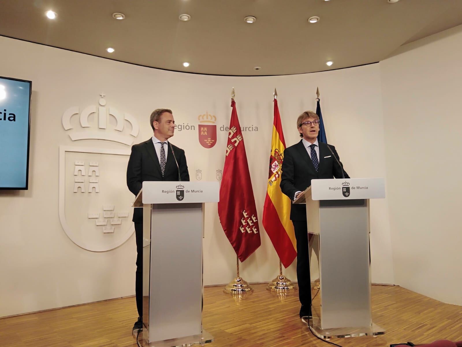 El consejero de Presidencia, Marcos Ortuño (izquierda), junto al consejero de Economía, Luis Alberto Marín (derecha) en rueda de prensa