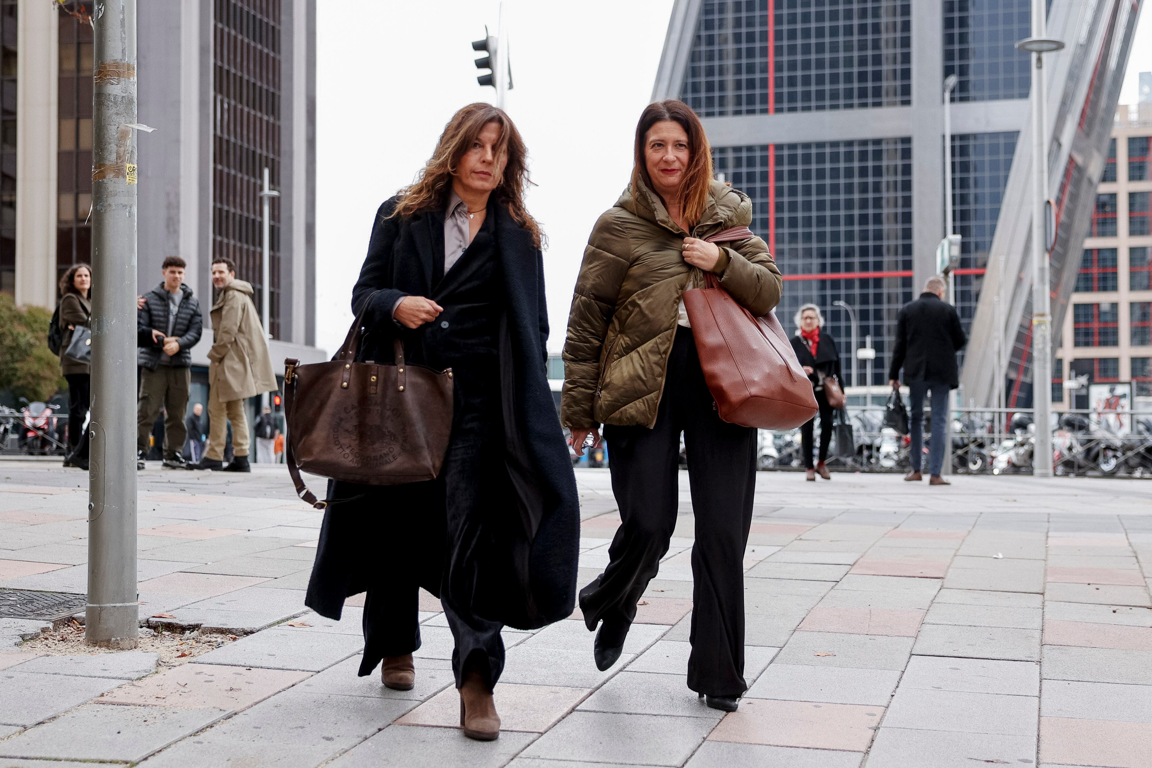 Leire Díez (d), exmilitante del PSOE, a las puertas de los Juzgados de Plaza de Castilla este lunes donde está cita a declarar ante el juez Arturo Zamarriego, que la investiga por presuntamente maniobrar en contra de mandos de la Guardia Civil y la Fiscalía.