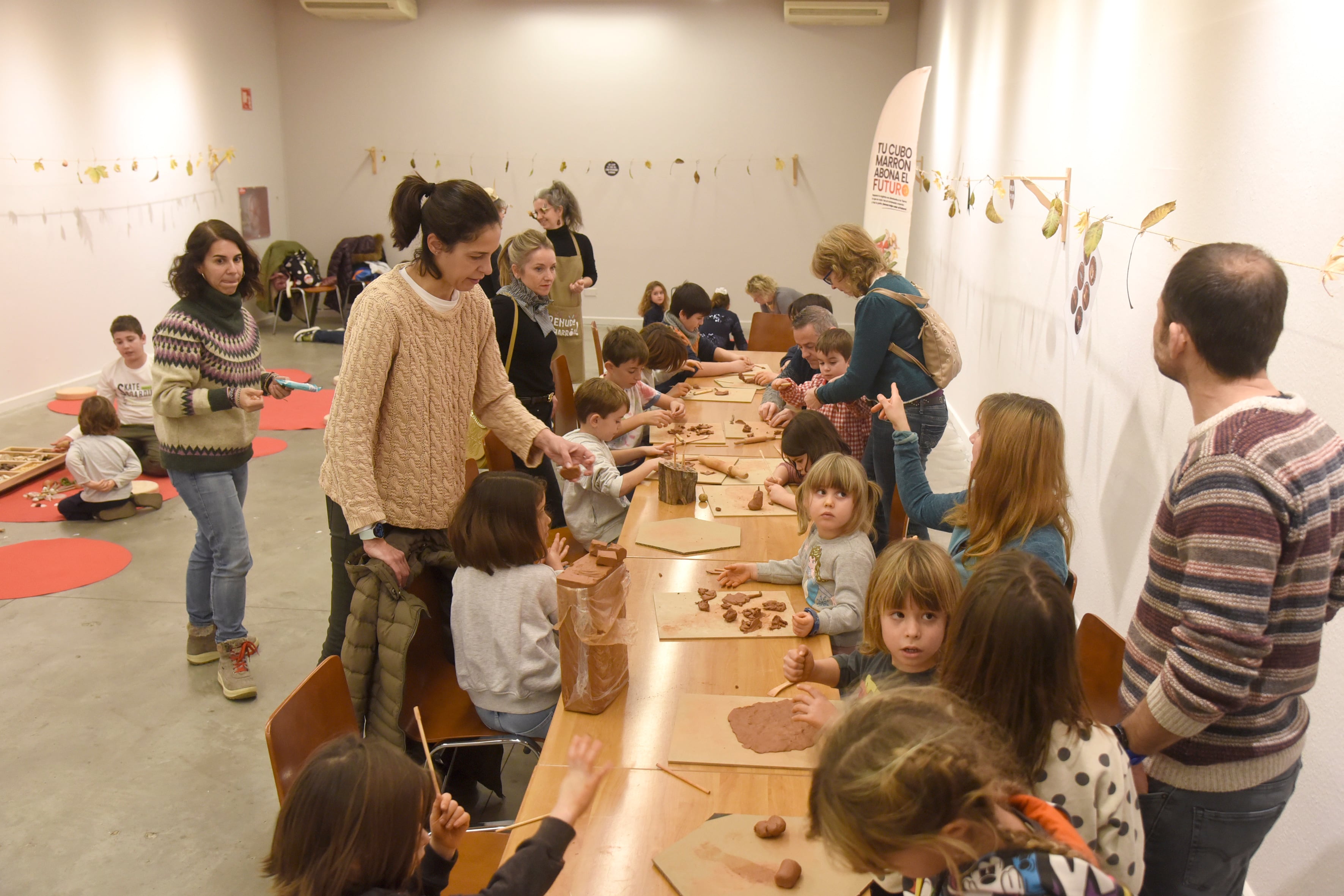 Uno de los talleres realizados con las familias por Grhusa en el Centro cultural Manuel Benito