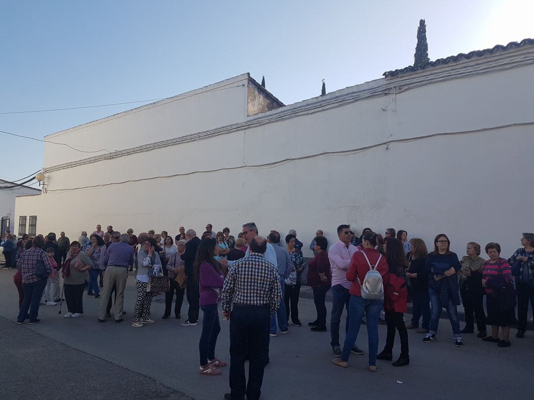 Bailenenses en una concentración anterior ante el cementerio