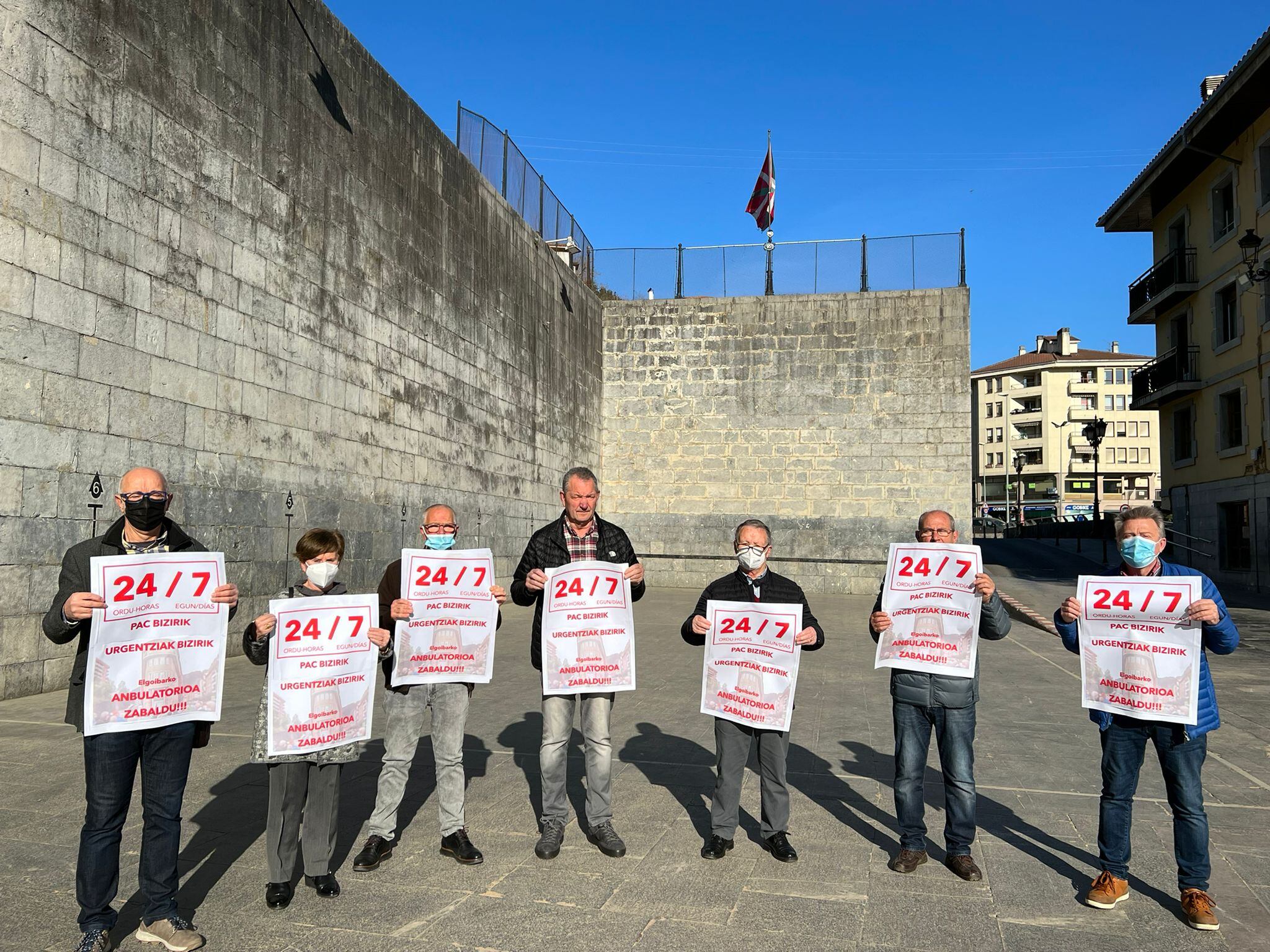 Miembros de la plataforma posan en el frontón de Kalegoen Plaza