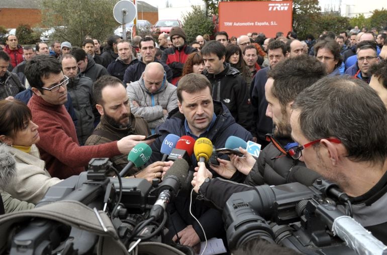 El presidente del comité de empresa de TRW Automotive España durante las declaraciones realizadas a los periodistas 