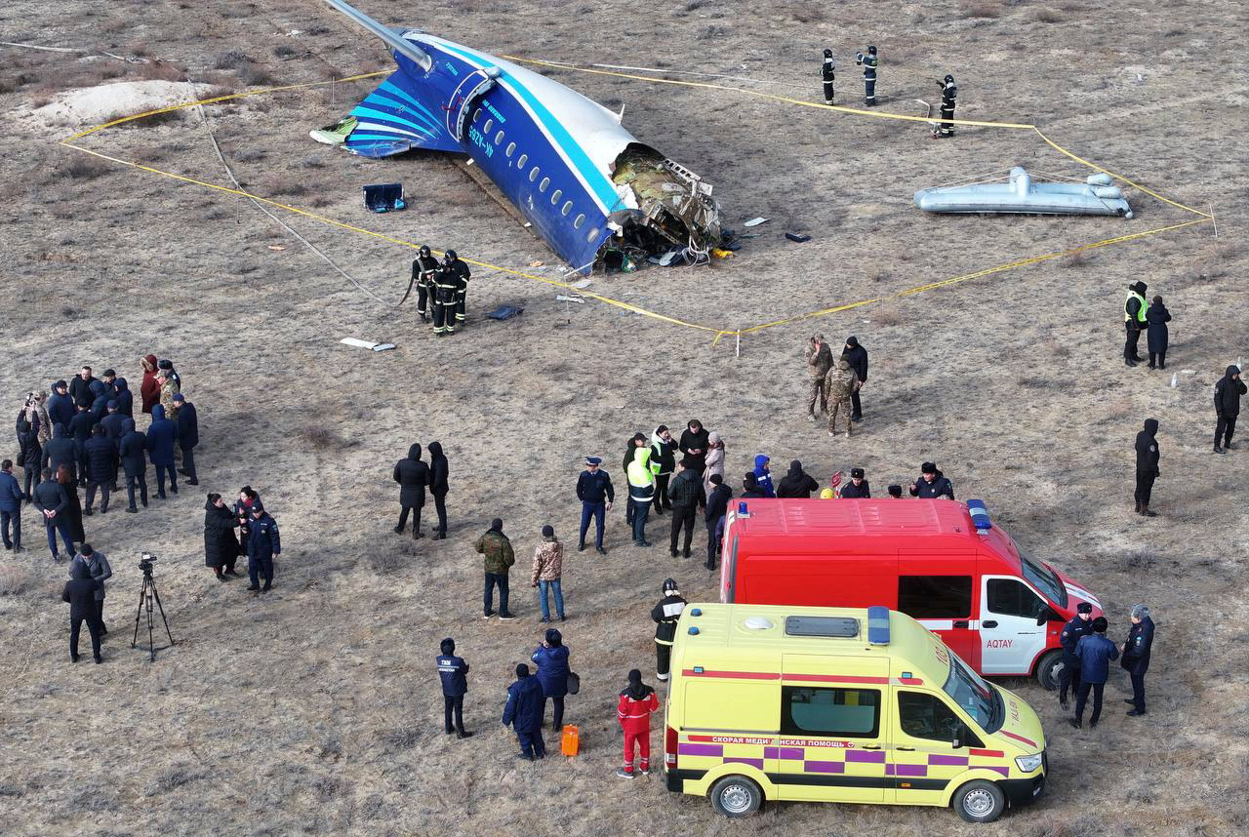 Especialistas en emergencias trabajan junto al avión de Azarbaijan Airlines que se ha estrellado este miércoles.