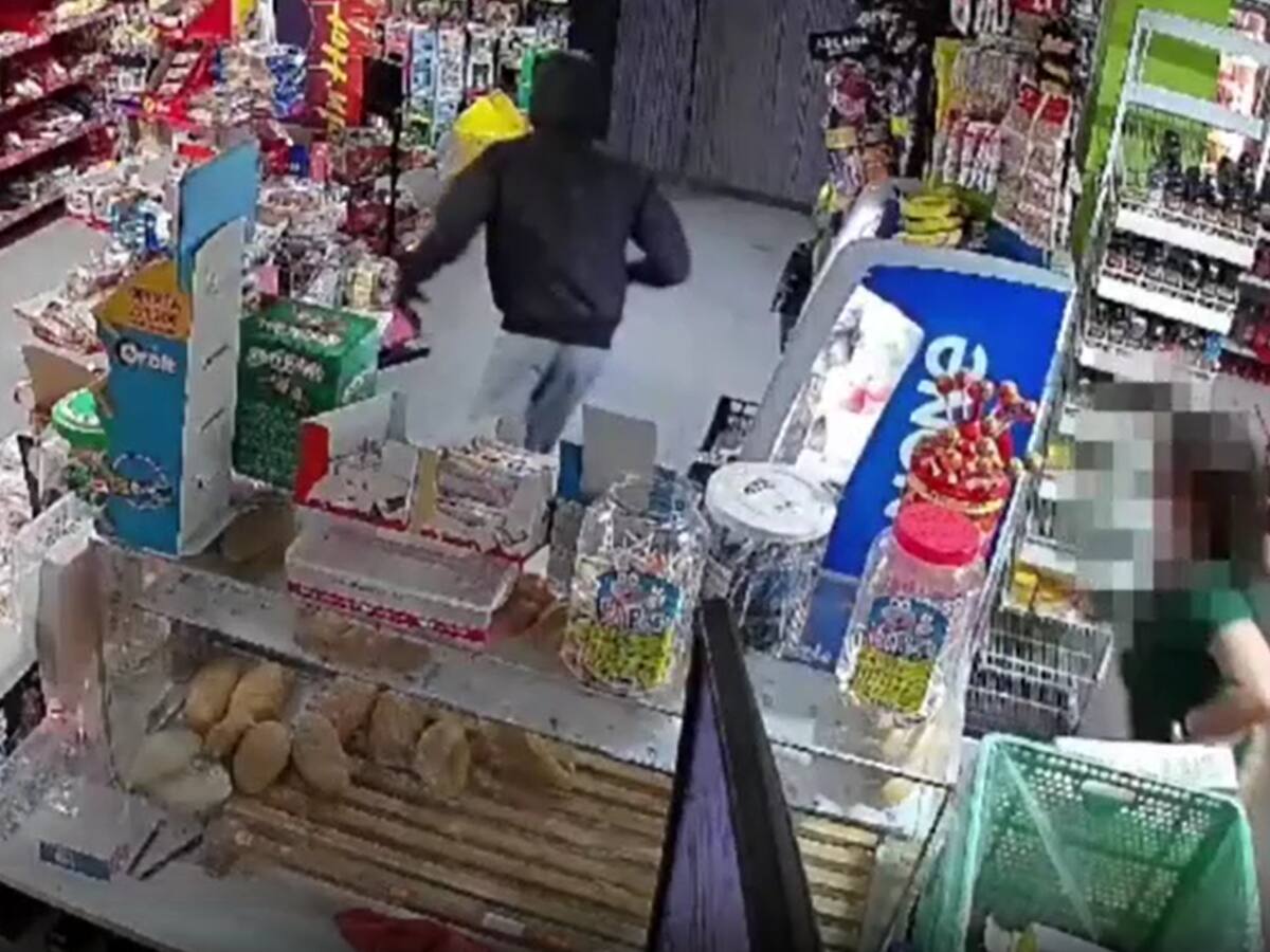 “Vete de aquí, desgraciado”: la empleada de una tienda de Lepe echa a gritos a un ladrón armado con una pistola
