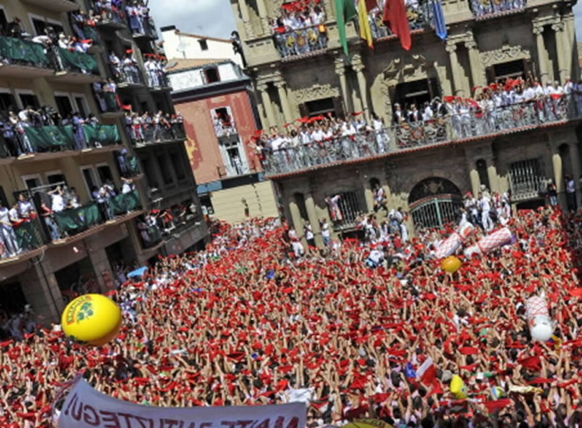 La gente congregada a las espera del 'chupinazo' se anima bailando
