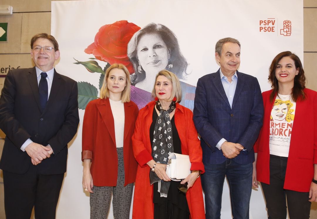 (De izq. a dcha.) Ximo Puig, secretario general de los socialistas valencianos; Carla Fuentes, ilustradora; Carmen Calvo, artista; José Luis Rodríguez Zapatero, expresidente del gobierno; y Sandra Gómez, candidata del PSPV a la alcaldía de Valencia