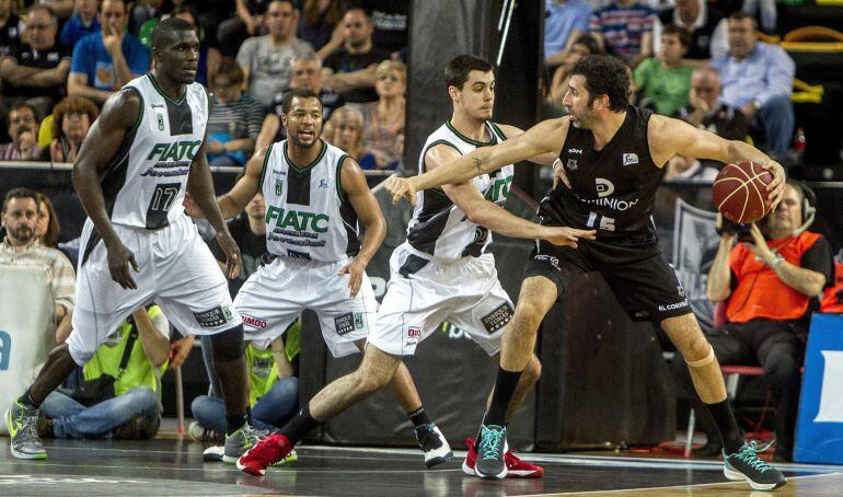 GRA581. BILBAO, 02/05/2015.- El alero del Dominion Bilbao Basket Álex Mumbrú (d) controla el balón ante el pívot senegalés Sitapha Savané (i), el base estadounidense Demond Mallet (2i), y el escolta Alberto Abalde (2d), del FIATC Joventut, durante el partido de la trigésimo primera jornada de la Liga ACB que se disputa hoy en el Bilbao Arena. EFE/Miguel Toña