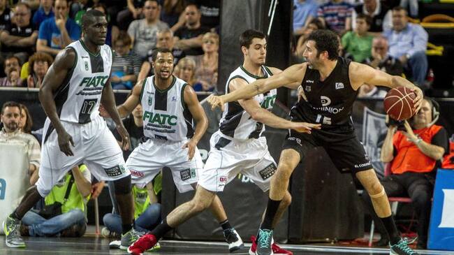 GRA581. BILBAO, 02/05/2015.- El alero del Dominion Bilbao Basket Álex Mumbrú (d) controla el balón ante el pívot senegalés Sitapha Savané (i), el base estadounidense Demond Mallet (2i), y el escolta Alberto Abalde (2d), del FIATC Joventut, durante el partido de la trigésimo primera jornada de la Liga ACB que se disputa hoy en el Bilbao Arena. EFE/Miguel Toña