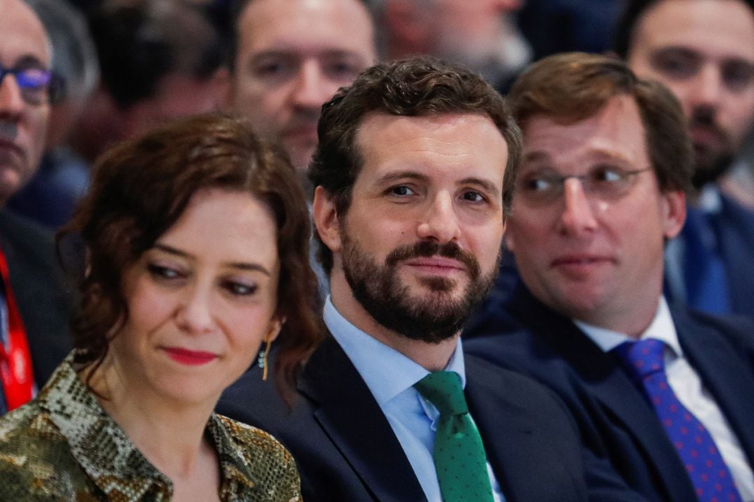 La presidenta de la Comunidad de Madrid, Isabel Díaz Ayuso (i), el alcalde de Madrid, José Luis Martínez-Almeida (d), y el presidente del PP Pablo Casado.