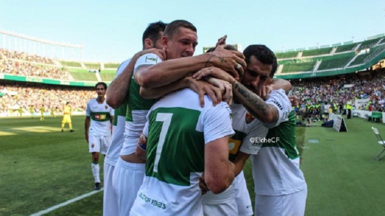 Los jugadores del Elche celebran el 2-0 anotado por Nino