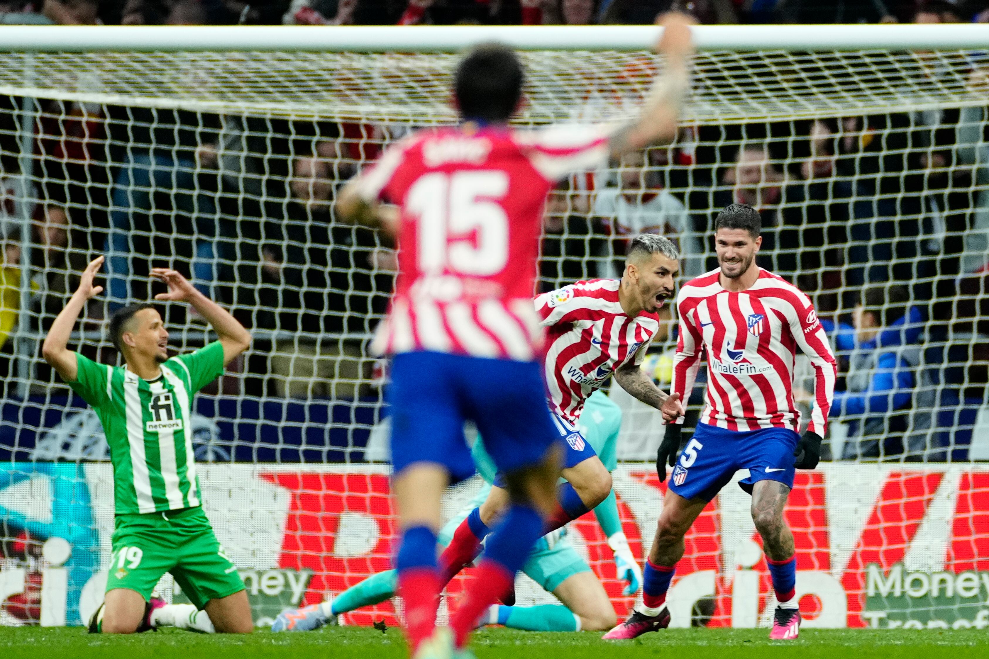 MADRID, 02/04/2023.- El delantero argentino del Atlético de Madrid, Ángel Correa, celebra el primer gol del equipo colchonero durante el encuentro correspondiente a la jornada 27 de primera división que disputan hoy domingo frente al Betis en el estadio Metropolitano, en Madrid. EFE / Borja Sánchez-Trillo
.
