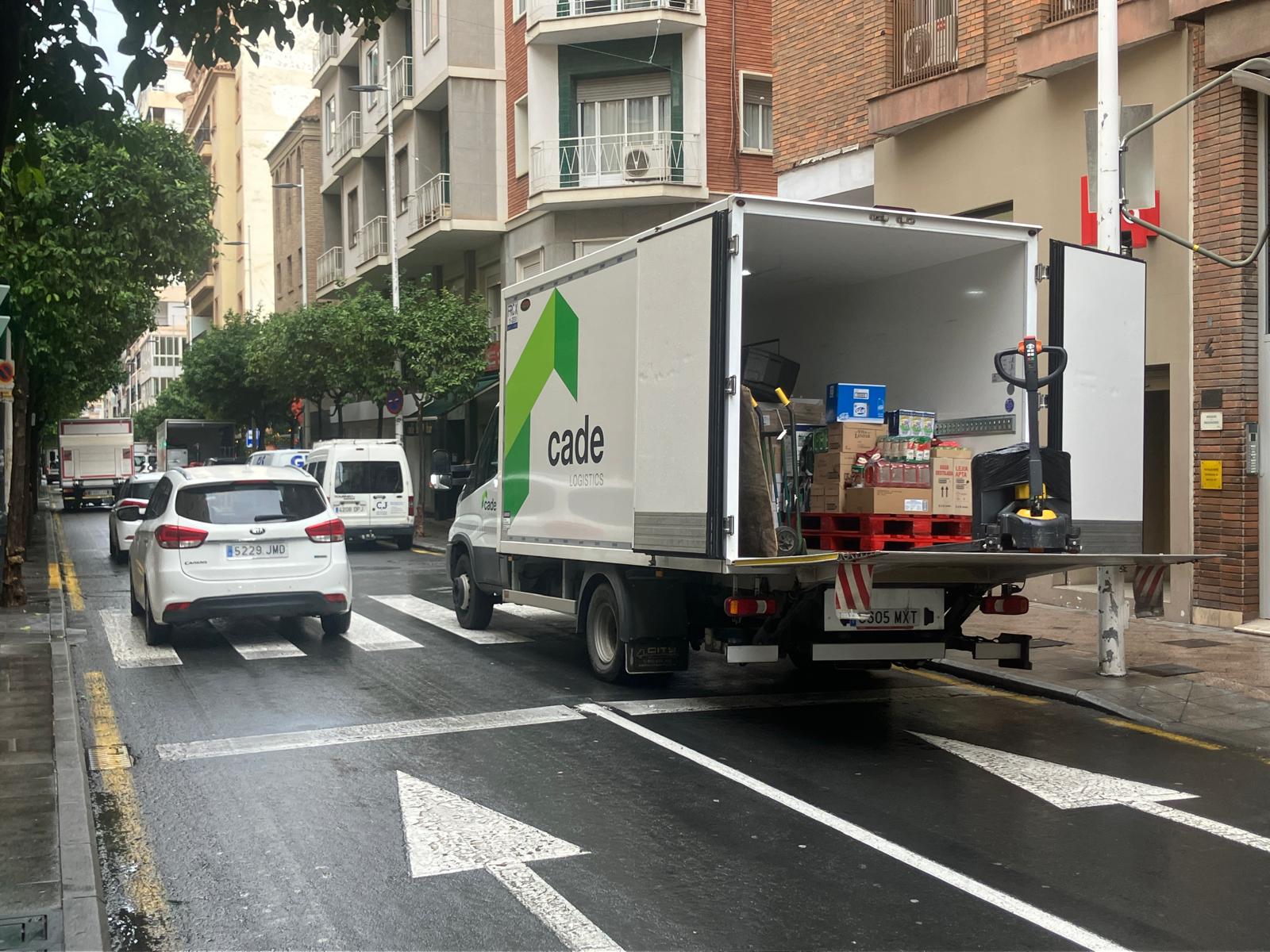 Una furgoneta hace uso de la carga-descarga en la calle Isidoro de la CIerva de Murcia. El carril derecho puede ocuparse en la primera quincena de mes y el izquierda en la segunda quincena de mes