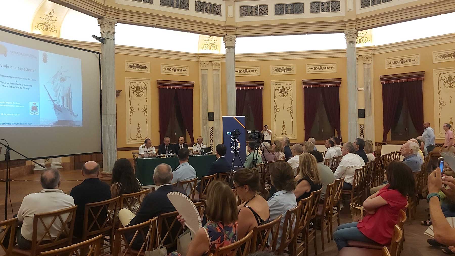 Numeroso público se ha dado cita en el Salón Rotonda del Círculo Industrial para escuchar la conferencia del capitán de navío Joaquín Vergara