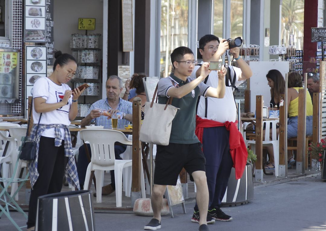 Turistas asiáticos en Peñíscola