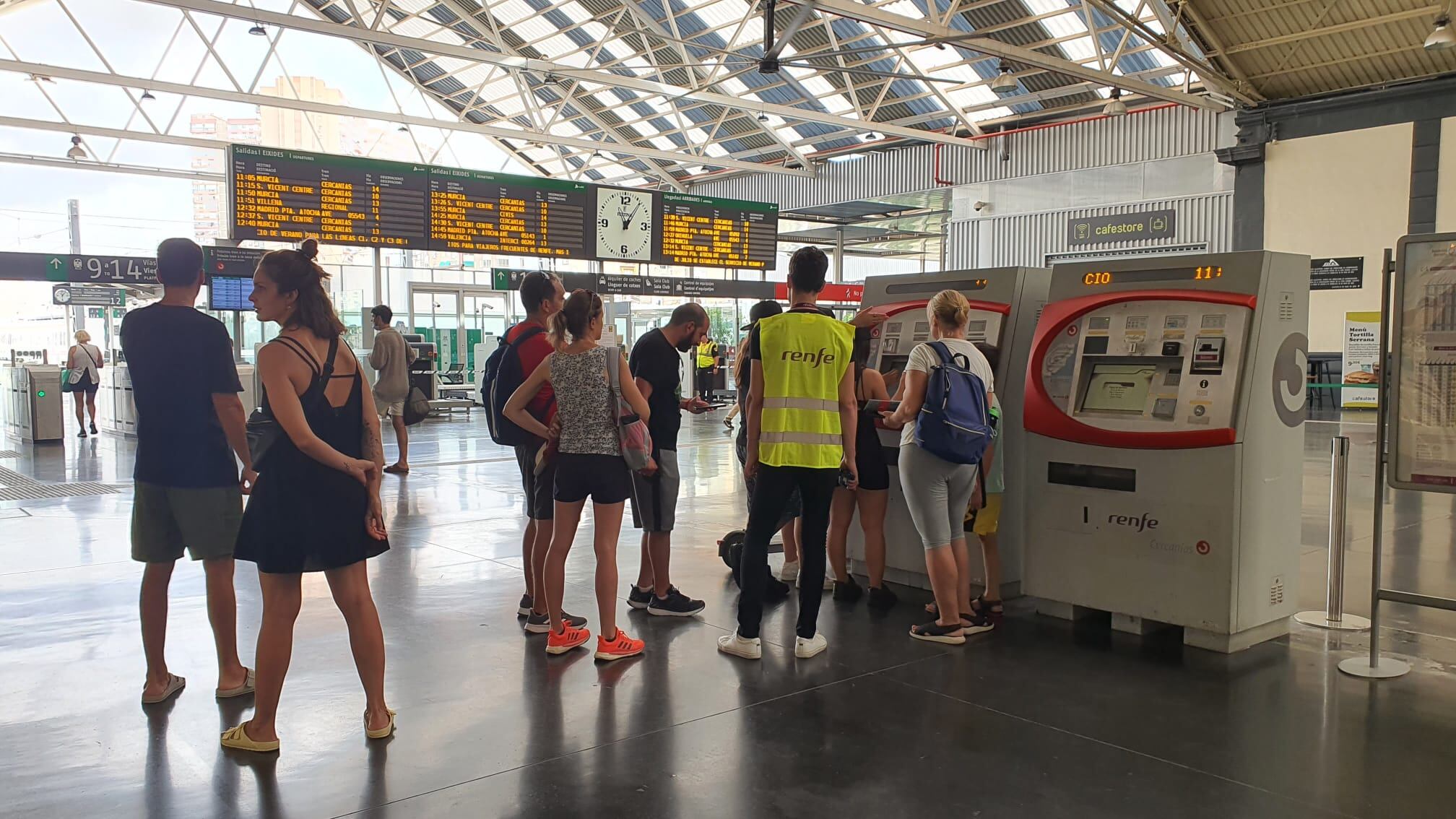 Colas para adquirir los abonos gratis de Renfe en la estación de Alicante