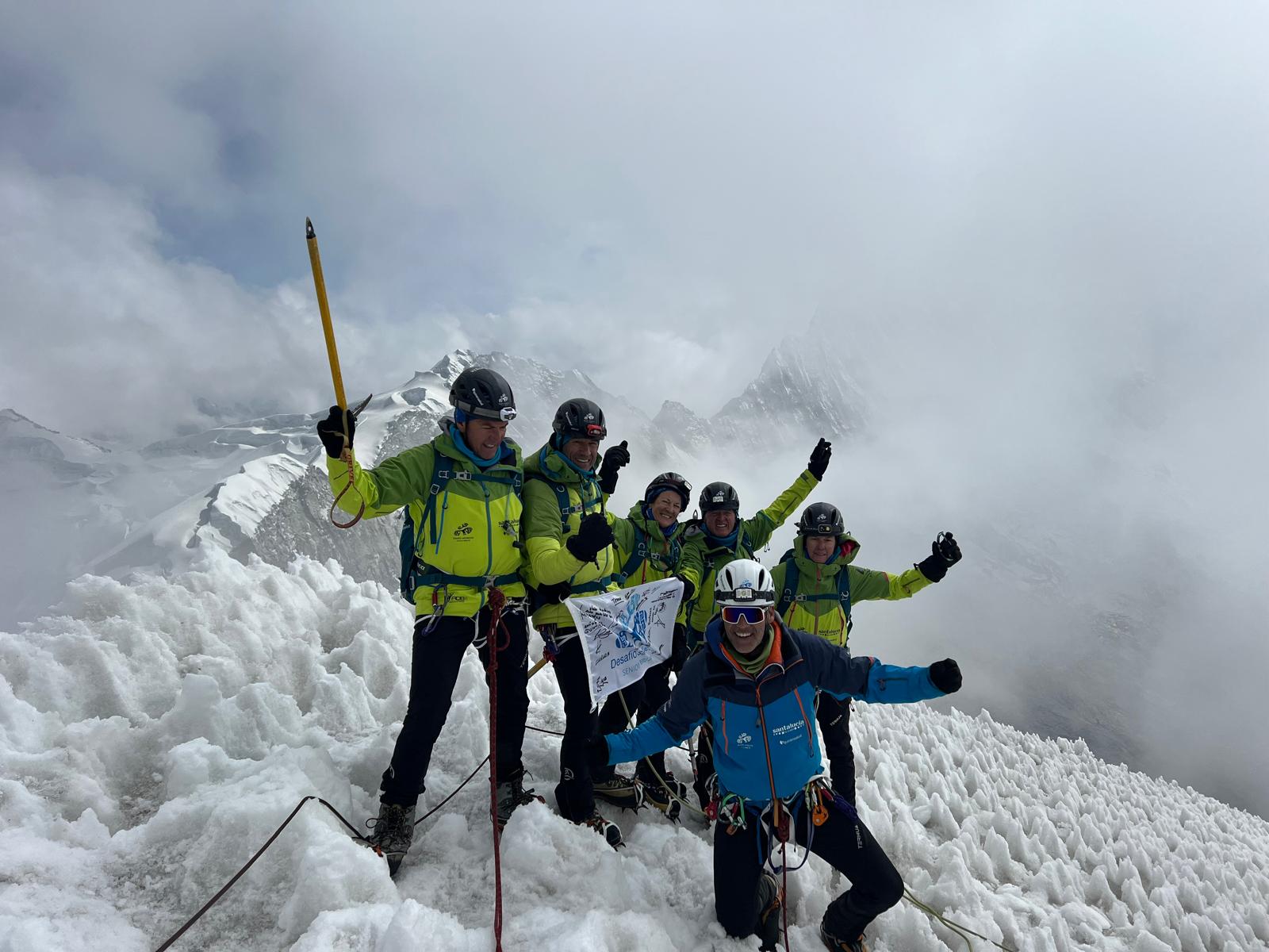 La expedición al completo posa tras lograr la cumbre del Vallunaraju.