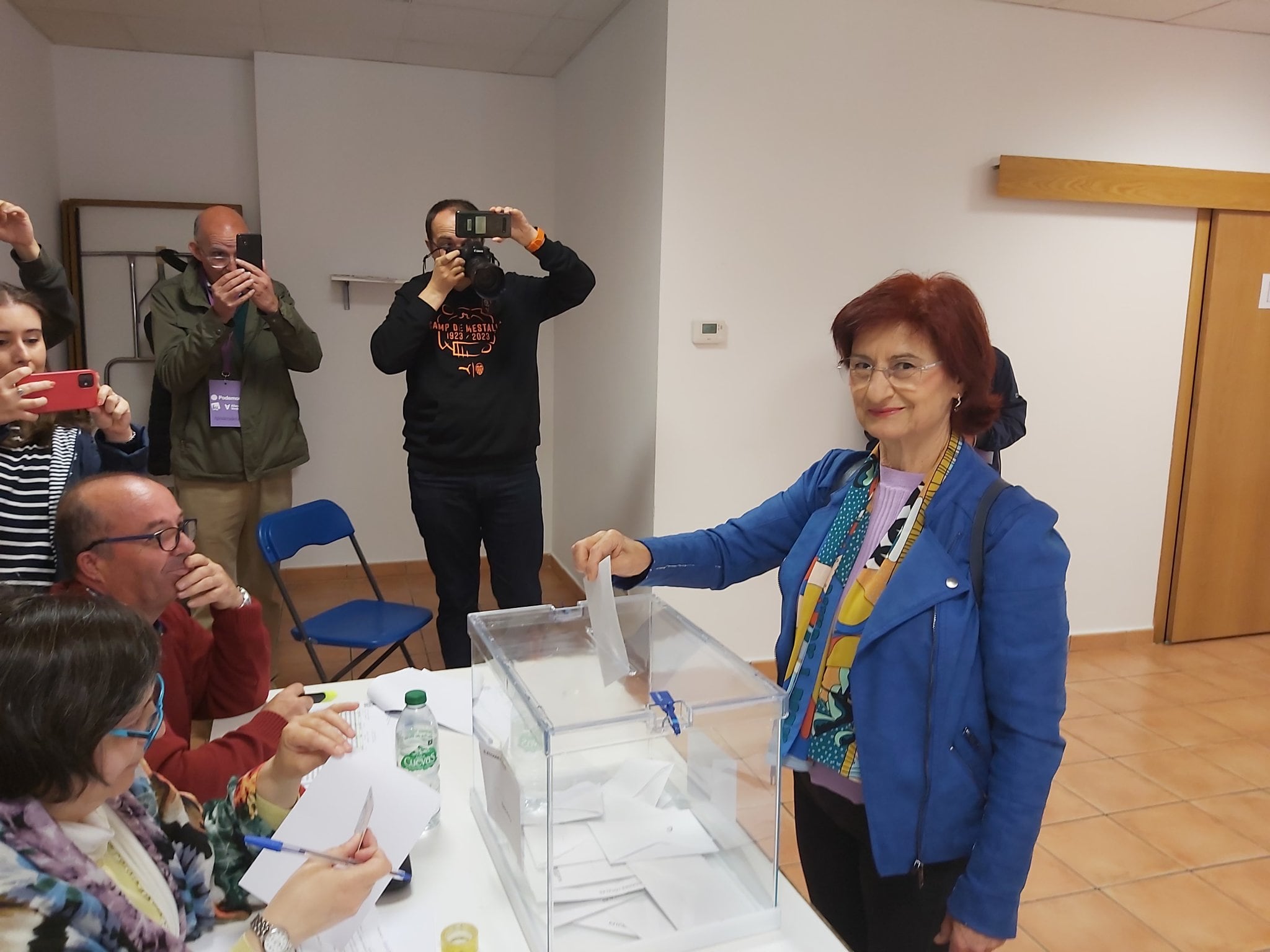 La candidata de la coalición de izquierdas, y actual concejala en funciones, ha mostrado su ilusión en esta jornada electoral. 