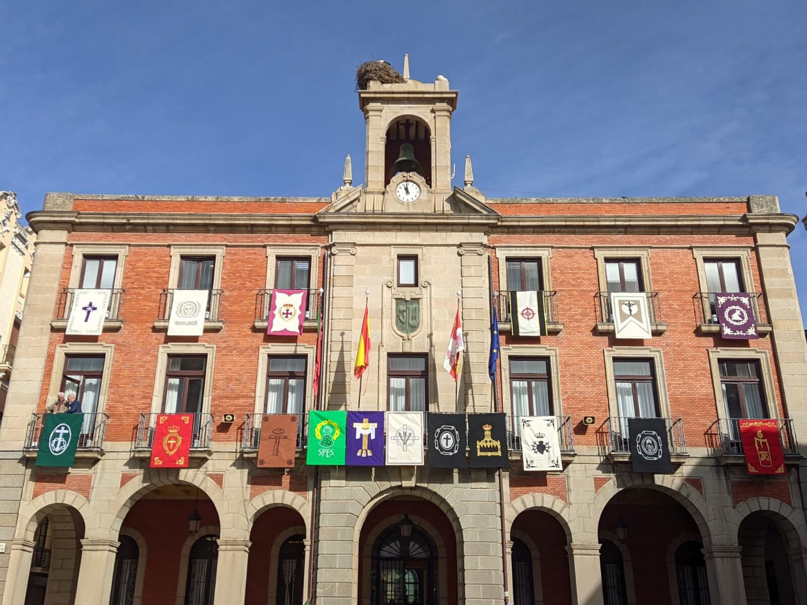 El Ayuntamiento de Zamora luce ya los reposteros de las cofradías de la Semana Santa de Zamora