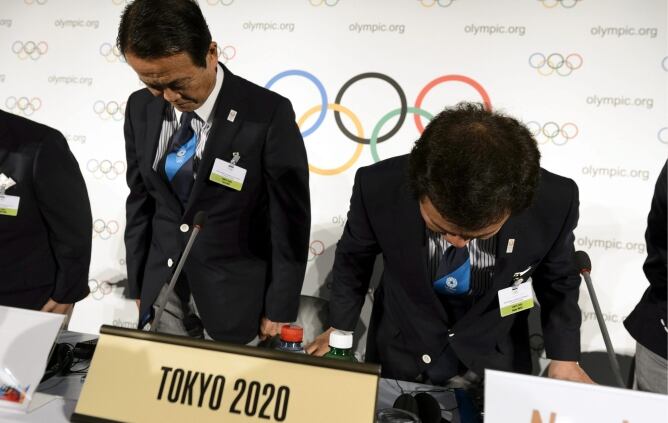 Los miembros de la candidatura de Tokio para celebrar los Juegos Olímpicos de 2020, el viceprimer ministro y ministro de Finanzas nipón, Taro Aso (i), y el gobernador de Tokio, Naoki Inose (d), tras presentar su propuesta ante los miembros del Comité Olím