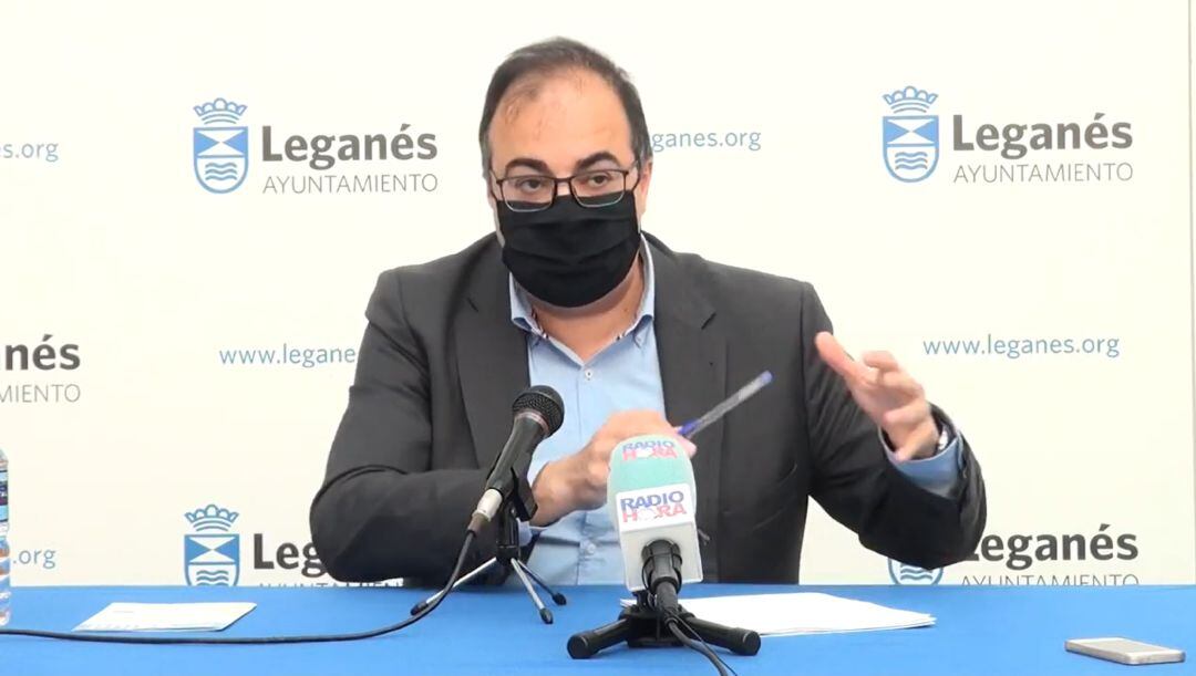 Santiago Llorente, alcalde de Leganés, durante la presentación del Plan Impulsa el pasado día 6 de abril.