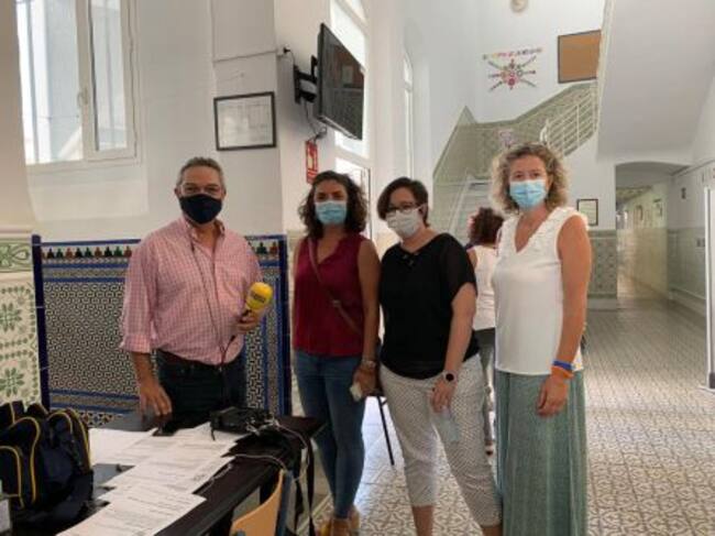 La presidenta y vicepresidenta del AMPA, Montserrat del Valle y Olga Navarro junto a Salomón Hachuel