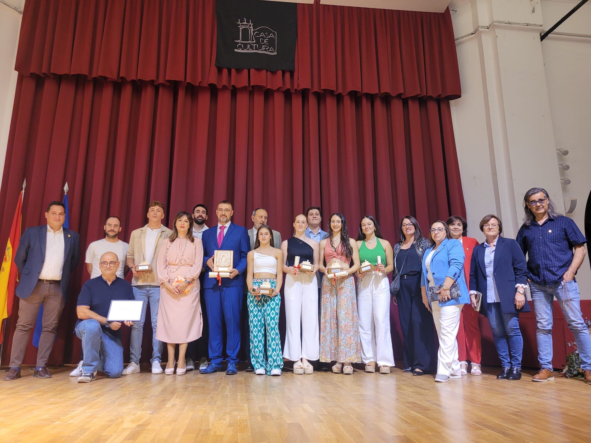 Alcaldesa, concejales y premiados