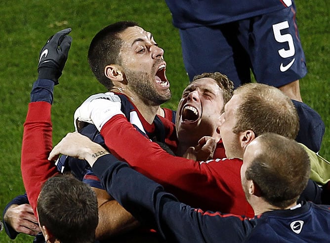 Dempsey celebra su gol con todo el banquillo