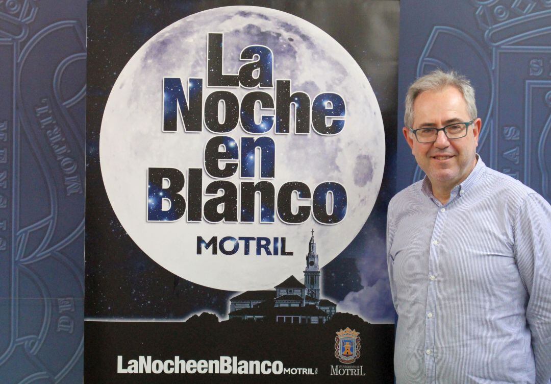 El concejal de cultura de Motril , Francisco Ruiz, presenta las actividades de  la Noche en Blanco