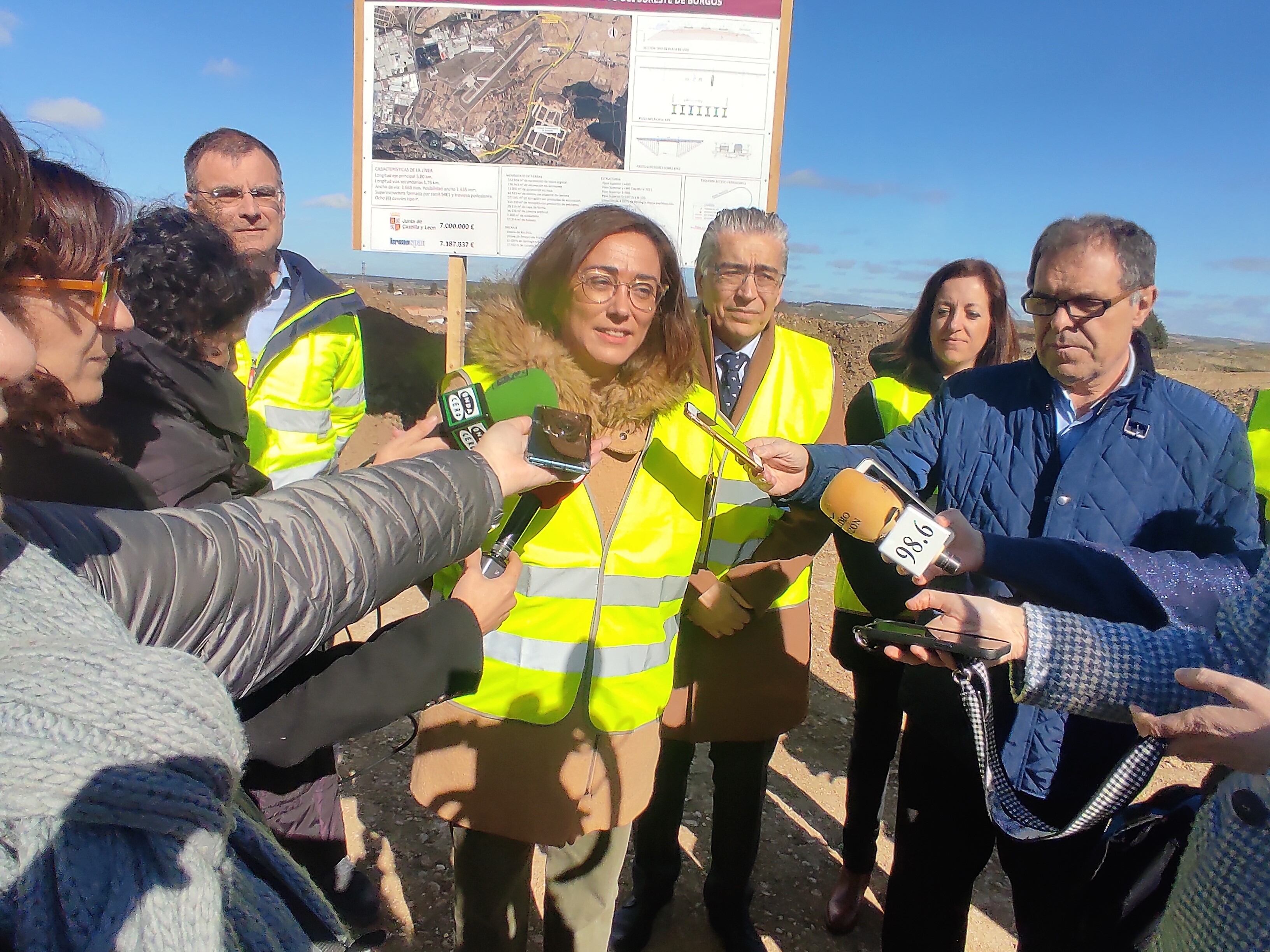 Visita de la consejera de Movilidad y Transformación Digital, María González Corral, a las obras del tramo ferroviario que unirá el Puerto Seco de la Terminal de Mercancías de Villafría con el Polígono Industrial de Castañares. / Foto: Radio Castilla