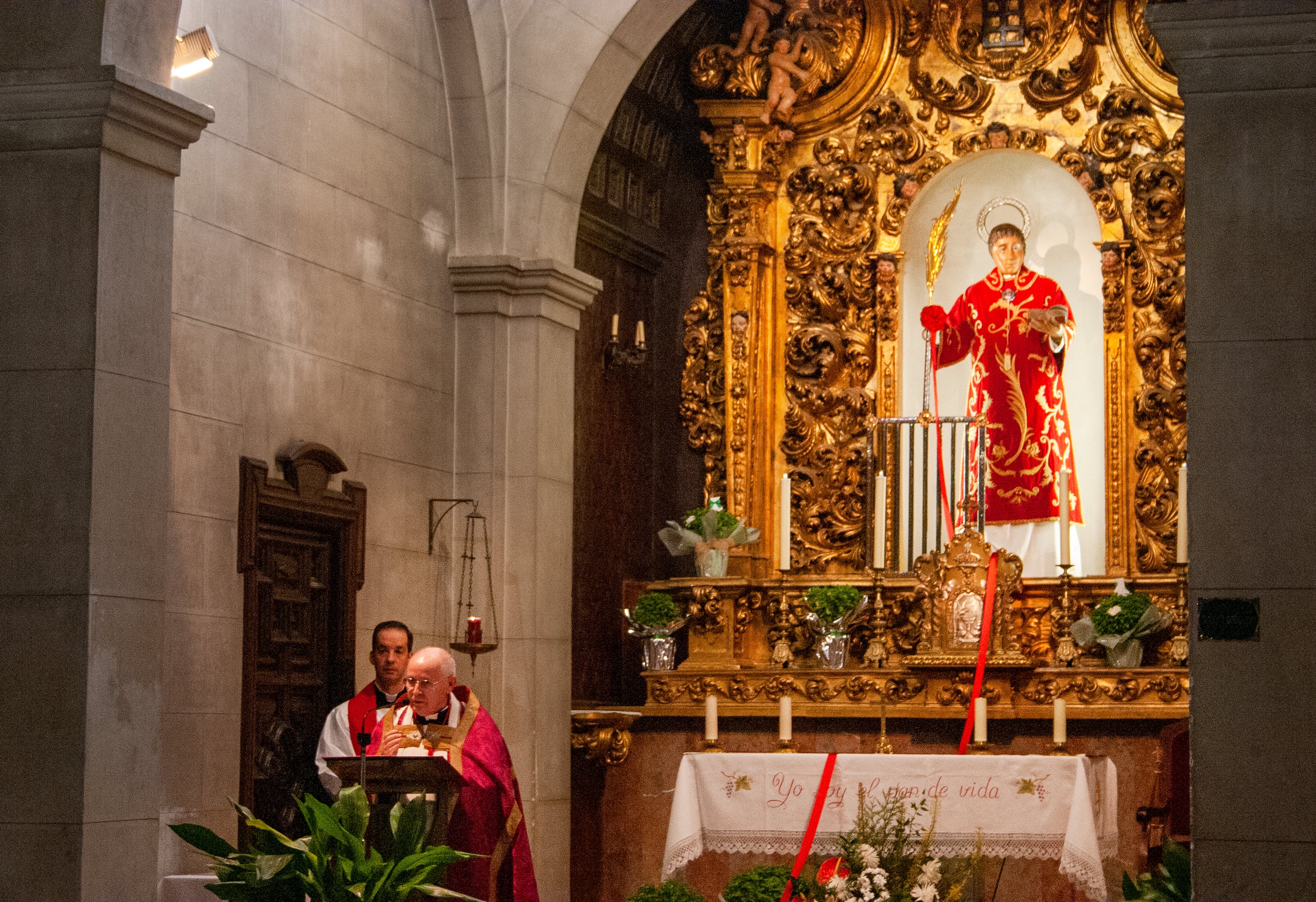 Nicolás López Congosto, Vicario general de la diócesis y párroco de la Basílica de San Lorenzo, antes de comenzar la presentación al santo