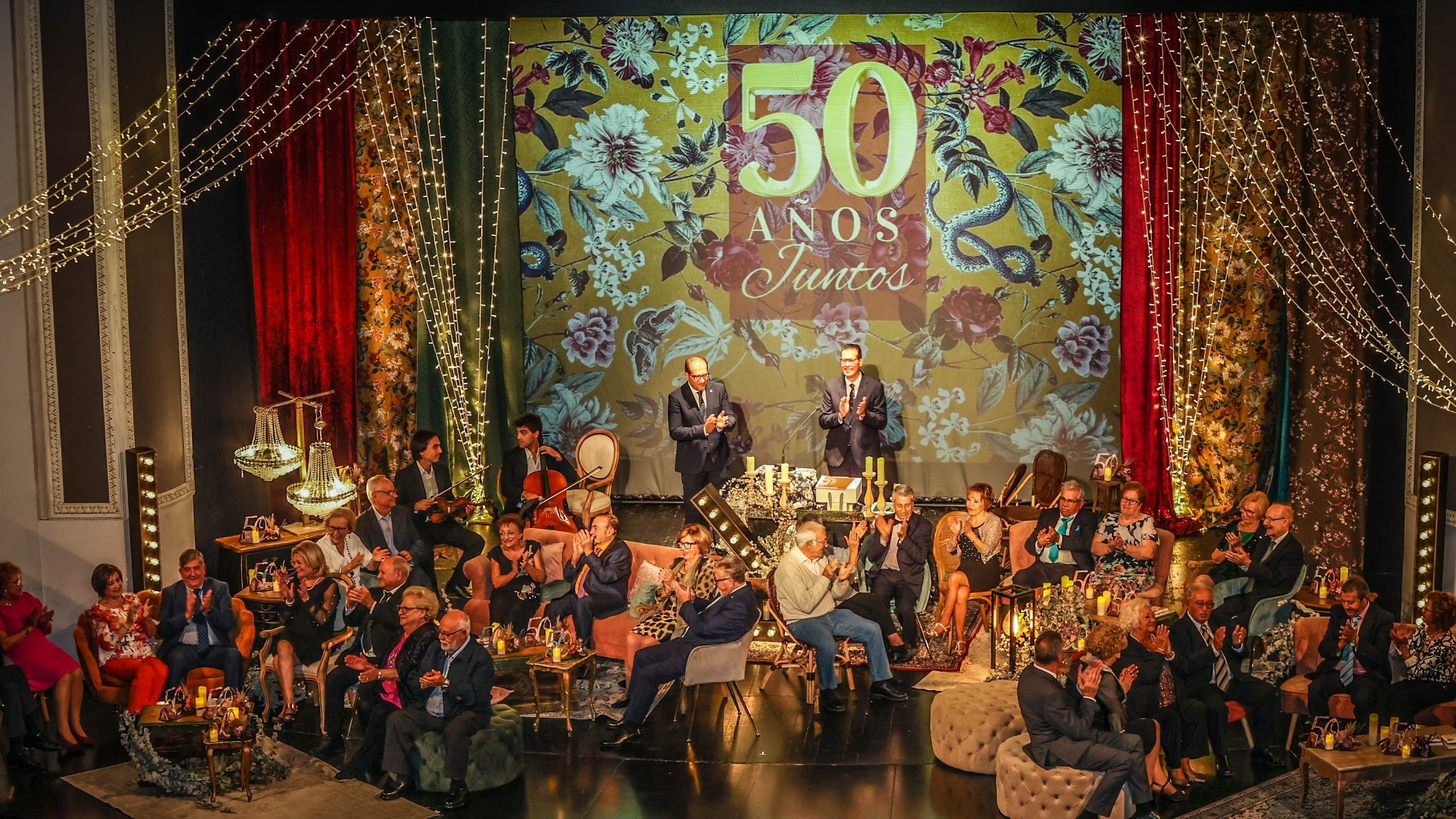 Imagen de archivo de un homenaje del Ayuntamiento de Elda a parejas que han cumplido 50 años de matrimonio