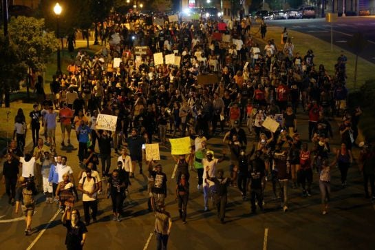 Las protestas continúan pese al toque de queda declarado el pasado viernes