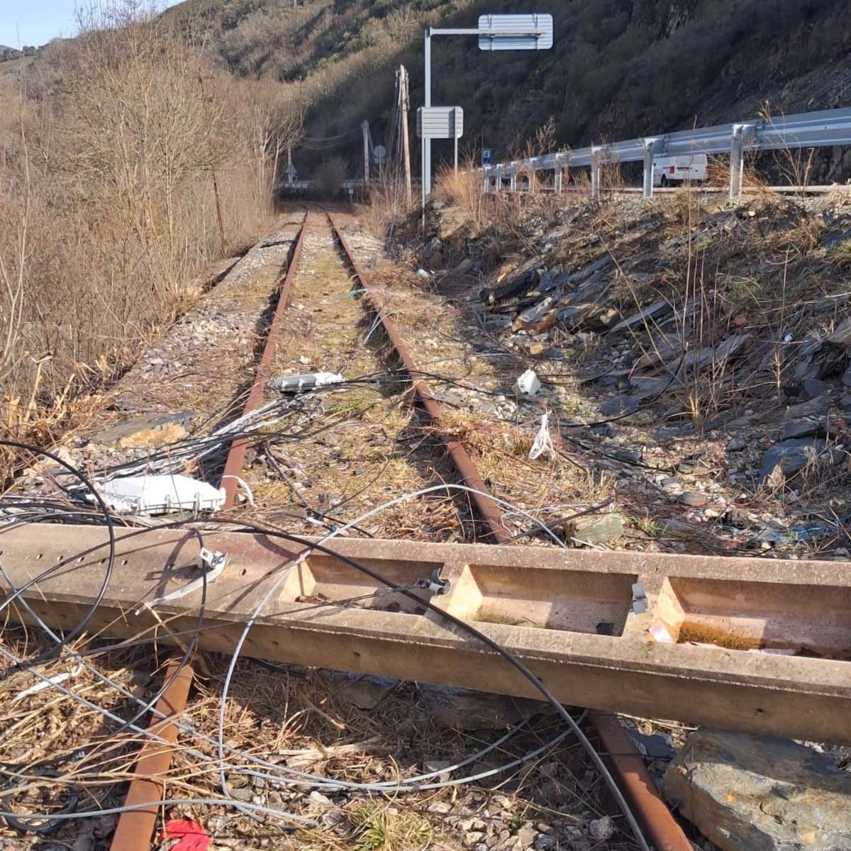 Un poste de Telefónica caído sobre las vías entorpece el avance de las obras del Ponfeblino.