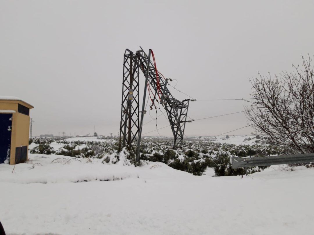 Torre eléctrica de Endesa caída por el temporal de nieve &#039;Gloria  