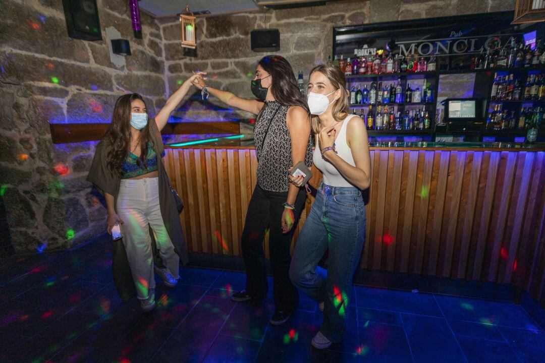 Un grupo de jóvenes en un bar.