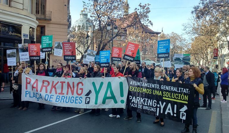 Vendedores del Mercado Central recorren la avenida Maria Cristina rumbo a la plaza del Ayuntamiento