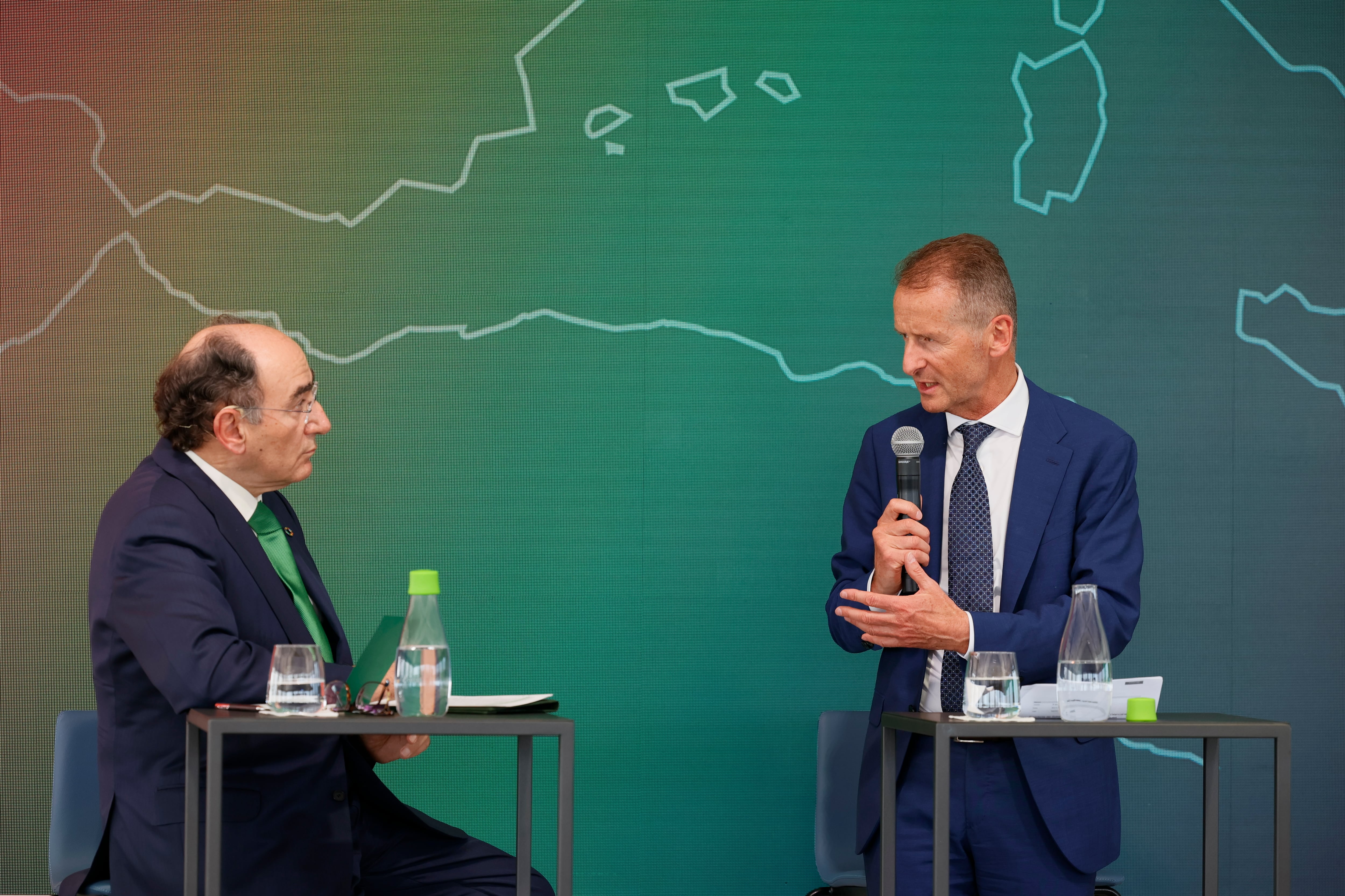 El  presidente del Grupo Volkswagen, Herbert Diess, junto al presidente de Iberdrola, Ignacio Sánchez Galán, tras el acto de presentación de la nueva gigafactoría de baterías de Sagunto