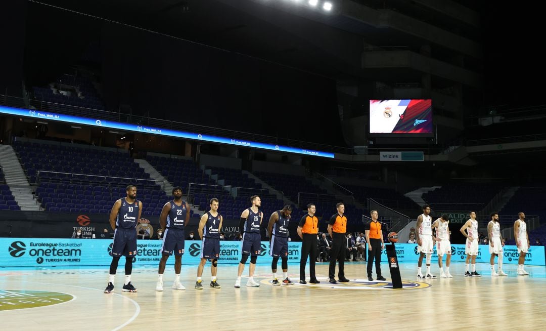 Jugadores del Zenit de San Petersburgo y el Real Madrid, antes de un partido de Euroliga. 