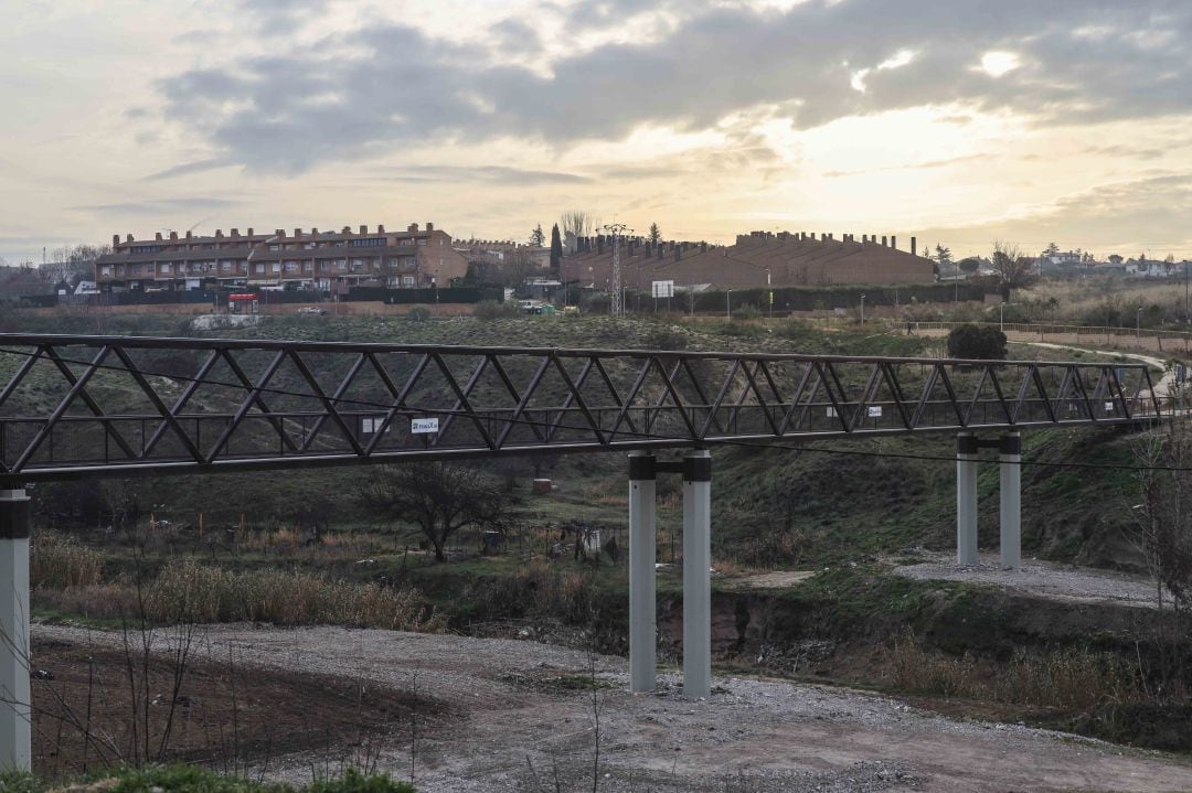 Nueva pasarela peatonales que une Parque Coimbra y Parque Guadarrama en Móstoles