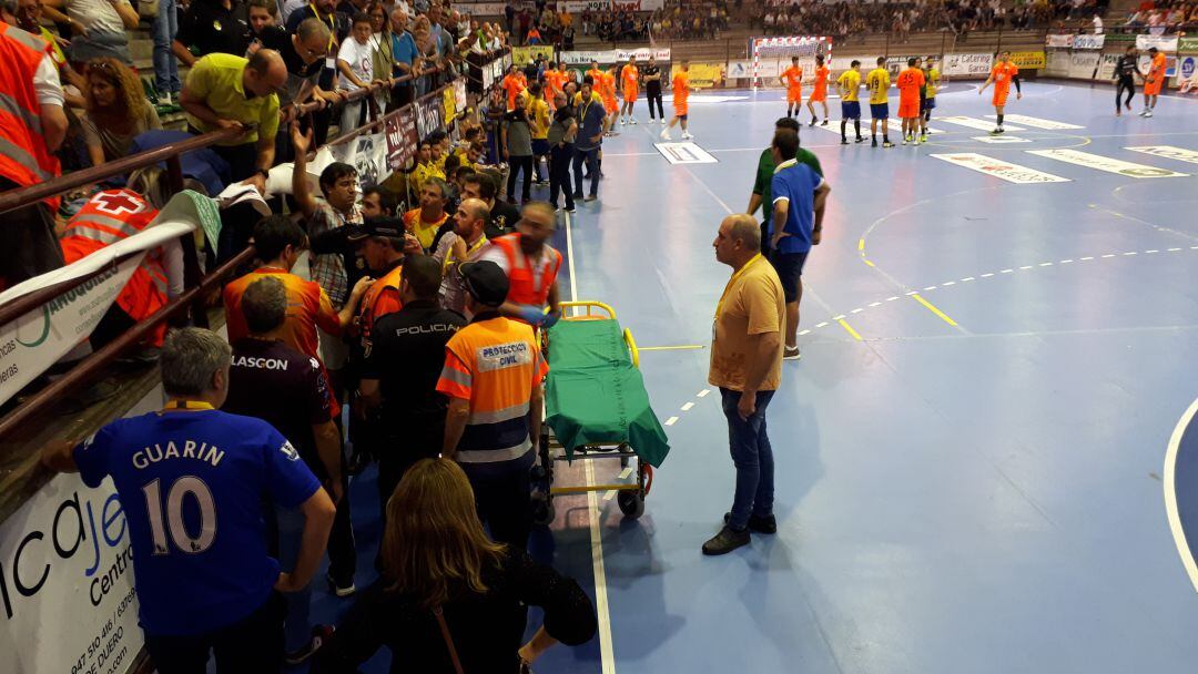 Los servicios sanitarios y varis aficionados atienden a la víctima en el Príncipe de Asturias.