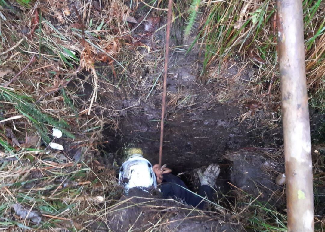 Un bombero se adentra en la grieta para salvar a tres perros