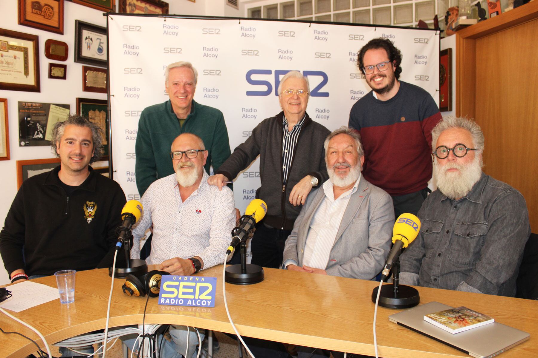 Quique Romá, Gabriel Gomis, David Gisbert, José Cebriá, Miquel Ilario y Antonio Piñero junto a Paco Aznar en el estudio central de Radio Alcoy