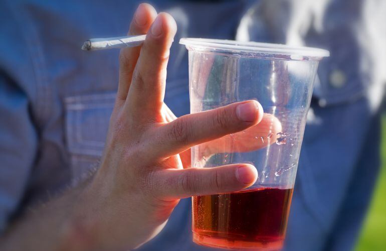 Las patronales ven prudente la subida fiscal del tabaco y negativa la del alcohol.